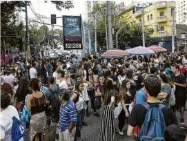  ?? Taba Benedicto - 11.nov.18/ Folhapress ?? Candidatos ao Enem esperam a abertura dos portões em São Paulo