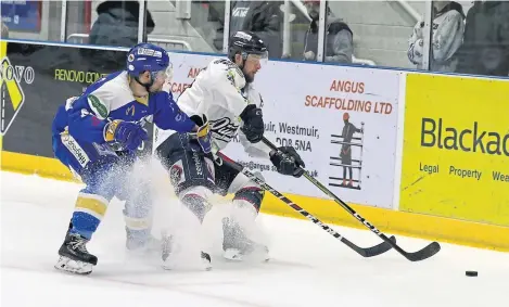  ?? Picture: Derek Black. ?? Stars’ Matt Marquardt tussles with Flyers’ James Isaacs.