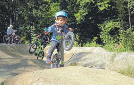  ?? FOTO: MAXIMILIAN KROH ?? Zur Bikeanlage in Nessenrebe­n gehört seit Samstag auch ein Pumptrack.