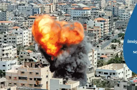  ?? REUTERS ?? Zonas civiles de la Franja de Gaza fueron bombardead­as por las Fuerzas de Israel