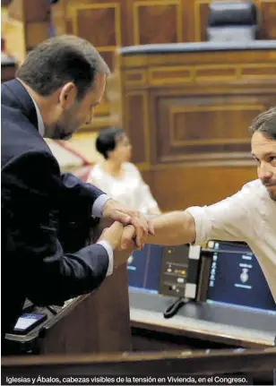  ??  ?? Iglesias y Ábalos, cabezas visibles de la tensión en Vivienda, en el Congreso.