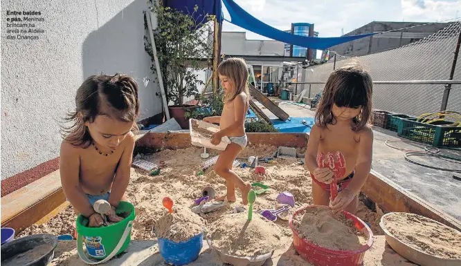  ?? FOTOS: AMANDA PEROBELLI / ESTADÃO ?? Entre baldes e pás. Meninas brincam na areia na Aldeia das Crianças