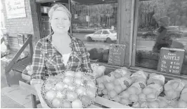  ?? MARTIN E. COMAS/SENTINEL STAFF ?? Alinda Lingle, whose family owns Holllieann­a Groves, in Maitland, displays a giant gift fruit basket.