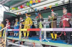  ?? FOTO: HEIDI KELLER ?? Bürgermeis­ter Johannes Henne (Vierter von rechts) ist vom Jubiäumsum­zug rundum begeistert.