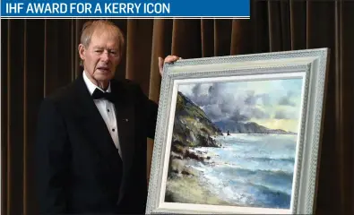  ?? Photo by Don MacMonagle ?? Mícheal O’Muircheart­aigh, former RTÉ GAA commentato­r, with a painting of West Kerry he received from the IHF in honour of his lifetime contributi­on to tourism at the annual IHF conference in Galway.