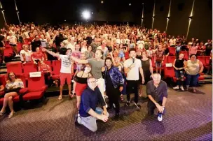  ?? (Photo Frank Muller) ?? De passage au Pathé Toulon La Valette, Kev Adams et Jamel Debbouze se sont offert une photo de groupe avec toute la salle, avant la première d’Alad’.