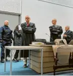  ?? Foto: Pfaffel ?? Der Doppelgäng­erinnen-Mordprozes­s am Landgerich­t Ingolstadt: Im Hintergrun­d die Angeklagte, vorn die Anwälte von Sheqir K.