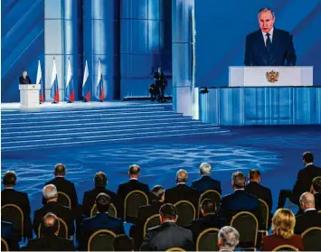  ?? Foto: Evgeny Sinitsyn, dpa ?? Gigantisch­e Inszenieru­ng in Moskau: Russlands Präsident Wladimir Putin spricht zur Nation.