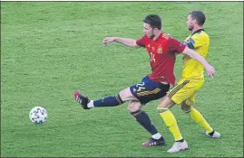  ?? FOTO: GETTY ?? Laporte, en el partido ante Ucrania El central no descarta al Barça