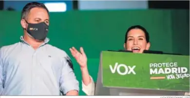  ?? LUCA PIERGIOVAN­NI / EFE ?? La candidata de Vox, Rocio Monasterio, acompañada anoche por el presidente de su formación, Santiago Abascal.