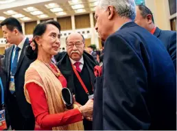  ??  ?? Le 1er décembre 2017, à Beijing, Aung San Suu Kyi, conseillèr­e d’État du Myanmar, participe au Dialogue de haut niveau entre le PCC et des partis politiques du monde.