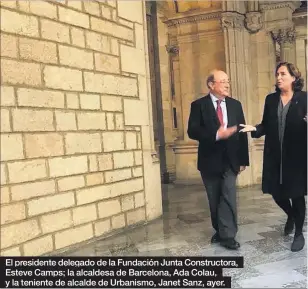  ??  ?? El presidente delegado de la Fundación Junta Constructo­ra, Esteve Camps; la alcaldesa de Barcelona, Ada Colau, y la teniente de alcalde de Urbanismo, Janet Sanz, ayer.