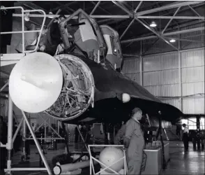  ?? LOCKHEED MARTIN ?? L’imposant radar Hughes AN/ ASG-18. Il était en théorie capable de repérer une cible à 1 600 km de distance et pouvait distinguer l’écho radar d’un bombardier à très basse altitude.
Ses études avaient été lancées avant le YF-12A.
Elles furent poursuivie­s après l’abandon du chasseur.