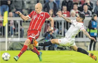  ?? FOTO: IMAGO ?? Noch mindestens ein Jahr: Arjen Robben ( li.) – hier als Ziel von Ever Banega – bleibt Münchener.