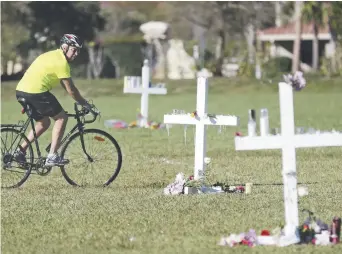  ?? - Associated Press: Amy Beth Bennett ?? Dix-sept croix comme celles-ci ornent le terrain entourant l’école secondaire Stoneham Douglas, à Parkland, en Floride. Une pour chaque victime de la tuerie de mercredi.