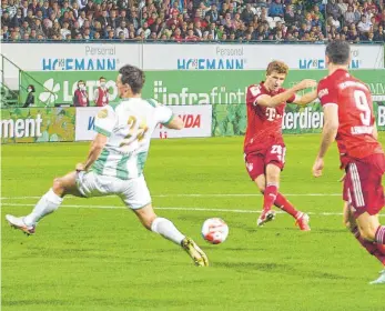  ?? FOTO: ACTION PICTURES/IMAGO IMAGES ?? Von da an ging (fast) alles seinen erwarteten Gang: Thomas Müller (Mitte) traf nach zehn Minuten zur Führung für den FC Bayern München.