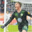  ?? FOTO: DPA ?? Wolfsburgs Matchwinne­r: Yannick Gerhardt feiert sein 3:2.