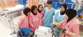  ??  ?? Fazillawat­i memberi penerangan kepada pelajar di Ara Damansara Ramsay Sime Darby Health Care.
