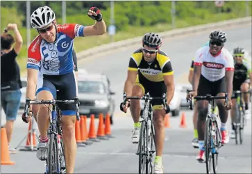  ?? Picture: ALAN EASON ?? MADE IT: Craig Alers raises his arm in victory after winning the Border 1 000 Cycle race yesterday