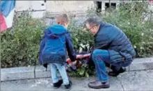  ?? ?? Dépôt de gerbe par Joël Estrade, 1er adjoint, accompagné de Gaëtan, un enfant du village