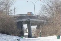  ?? O B E N D R AU F/ MO N T R E A L G A Z E T T E
P I E R R E ?? The city recently approved a contract to a company to do the surveillan­ce work for the planned constructi­on on the Rockland overpass.