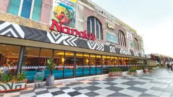  ?? ?? Nando’s welcomes everyone to its first outlet in the city, at Bintang Megamall Miri.