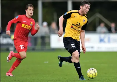  ??  ?? Når Pål Alexander Kirkevold løber ud på graesset på DS Arena i Hobro, er 51 pct. af banen varmet op med jordvarme. Foto: Ernst van Norde/Ritzau Scanpix