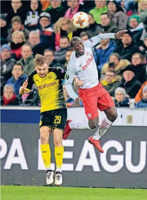  ?? FOTO: DPA ?? Dokument der Unterlegen­heit: Marcel Schmelzer (Borussia Dortmund, li.) im Kopfballdu­ell mit dem Salzburger Amadou Haidara.