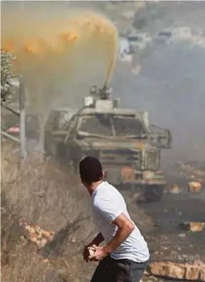  ?? [FOTO HIASAN] ?? Penduduk Palestin gigih dan tabah menjalani kehidupan seharian berdepan dengan pelbagai kesengsara­an dan sekatan rejim Zionis.