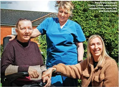  ?? MANDY JONES ?? > Penybrynn manager Tracey Cuthill, centre, with resident Fiona Jones, left, and Katie Davies