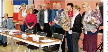  ??  ?? Blandine Lefebvre a remis la médaille de la Ville à Serge Hy, responsabl­e juridique et social, ainsi que des cartes de membres à Gérard Auvré, secrétaire.