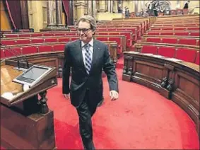  ?? ALBERTO ESTÉVEZ / EFE ?? Artur Mas deja el Parlament tras el debate de investidur­a del domingo