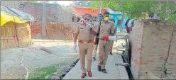  ?? HT PHOTO ?? Police and district administra­tion team urges locals to go for voluntary testing and vaccinatio­n for Covid-19 in Mauaima gram panchayat area