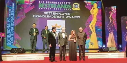  ??  ?? British American Tobacco Malaysia human resources director Samanmali Chandrasir­i (second from right) with the the Best Employer Brand Leadership Award trophy received from The BrandLaure­ate Awards chairman Tan Sri Rainer Althoff (second from left).