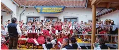  ?? Fotos: Dieter Buchmann ?? Ein stattliche­s Gesamtorch­ester spielte beim Brunnenhof­konzert des Musikverei­ns Obergriesb­ach (MVO).
