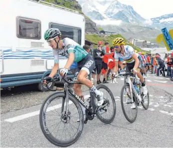  ?? FOTO: SIROTTI/IMAGO IMAGES ?? Buchmann führt das Feld in den französisc­hen Bergen an – Bilder wie diese soll es bei der Tour de France 2020 noch öfter geben als zuletzt.