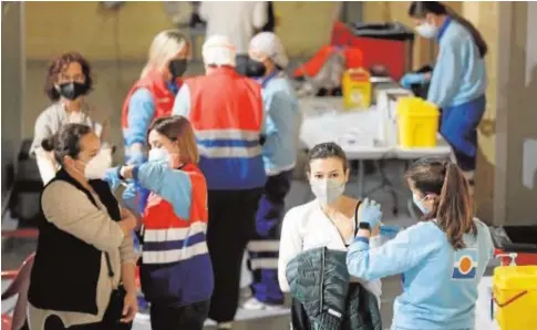  ?? VALERIO MERINO ?? Sanitarios ponen vacunas en Córdoba capital
