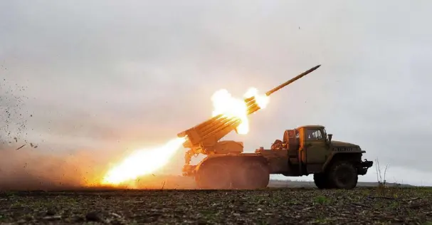  ?? ?? إطالق صواريخ متعددة من طراز 21-BM 'غراد' نحو مواقع روسية بالقرب من باخموت في منطقة دونيتسك