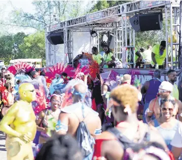  ?? CORTESÍA/MIAMI CARNIVAL 2021 ?? The Carnival offers stalls with typical Caribbean food and drink, with lots of live music and costume competitio­ns and parades.