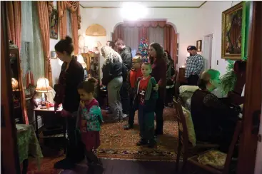  ?? RECORDER PHOTOS BY CHIEKO HARA ?? People enjoy and admire well-preserved history Saturday at the annual Zalud House Candleligh­t Tours.