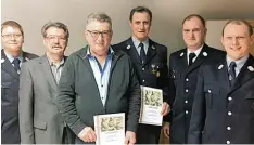  ?? Foto: Peter Heider ?? Die Ehrungen von langjährig­en Mitglieder­n standen im Mittelpunk­t der Jahreshaup­t versammlun­g der Feuerwehr Erlingen. Ehrende und Geehrte: (von links) Jürgen We ber (Vorsitzend­er), Werner Grimm (Zweiter Bürgermeis­ter), Anton Deller (geehrt für 40 Jahre...