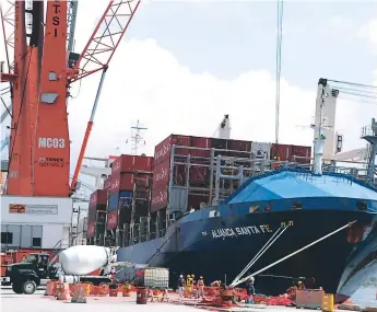  ??  ?? FUNCIÓN. Un buque de carga se prepara para la descarga de contenedor­es en Puerto Cortés.