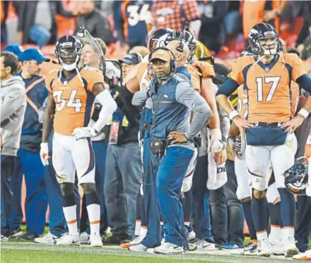  ?? John Leyba, The Denver Post ?? Broncos coach Vance Joseph, flanked by safety Will Parks (34) and quarterbac­k Brock Osweiler during a loss to Cincinnati, wants more than to merely endure the rest of the season. He expects to try to gain more victories.
