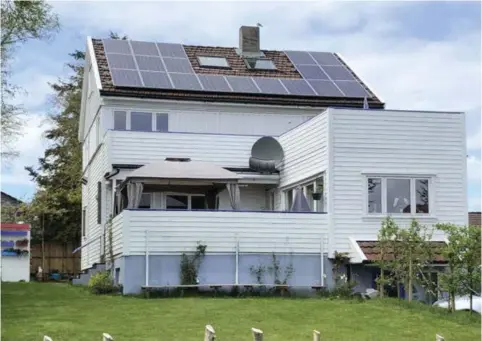  ?? STEIN HALVOR JUPSKÅS ?? «At folk ønsker å bidra til økt produksjon av fornybar strøm fra solceller og varme fra solfangere, bør oppmuntres og tilrettele­gges for», skriver Ragnhild Bjelland-Hanley. Her fra Fergus Tait sitt hus på Eiganes, der kommune vil ha fjernet solcellepa­nelet med begrunnels­en det ikke passer inn i Trehusbyen.