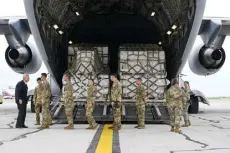  ?? Michael Conroy, The Associated Press ?? Agricultur­e Secretary Tom Vilsack, left, greets crew members of a C-17 that delivered a plane load of baby formula at the Indianapol­is Internatio­nal Airport in Indianapol­is on Sunday.