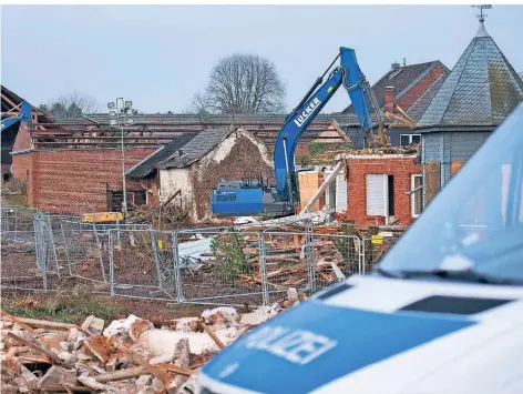  ??  ?? Im Januar hatte RWE mit dem Abriss der Häuser in Lützerath begonnen. Aktivisten begleitete­n das mit heftigen Protesten.