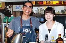  ?? GUNAWAN SUTANTO/JAWA POS ?? RASA INDONESIA: Andhika Faisal menyeduh kopi dengan ditemani istrinya, Kumi Takaba, di SUBStore, Tokyo ( 3/ 6).