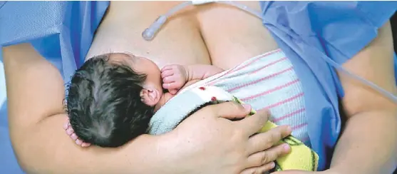  ?? FOTOS: ESPECIAL ?? En la primera hora, tras el nacimiento, ya se puede acercar el pecho a un bebé sano