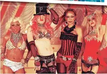  ??  ?? Lil’ Kim, Pink, Mýa y Christina Aguilera estrenaron una segunda versión de Lady Marmalade en 2001.