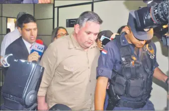  ??  ?? Juan Pablo Jiménez Viveros, luego de declarar por más de seis horas ante la fiscala Liliana Alcaraz por el caso de lavado de dinero de Darío Messer (aún prófugo).